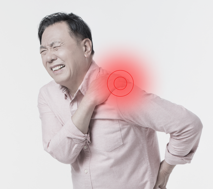 오십견 증상이 있는 남성사진